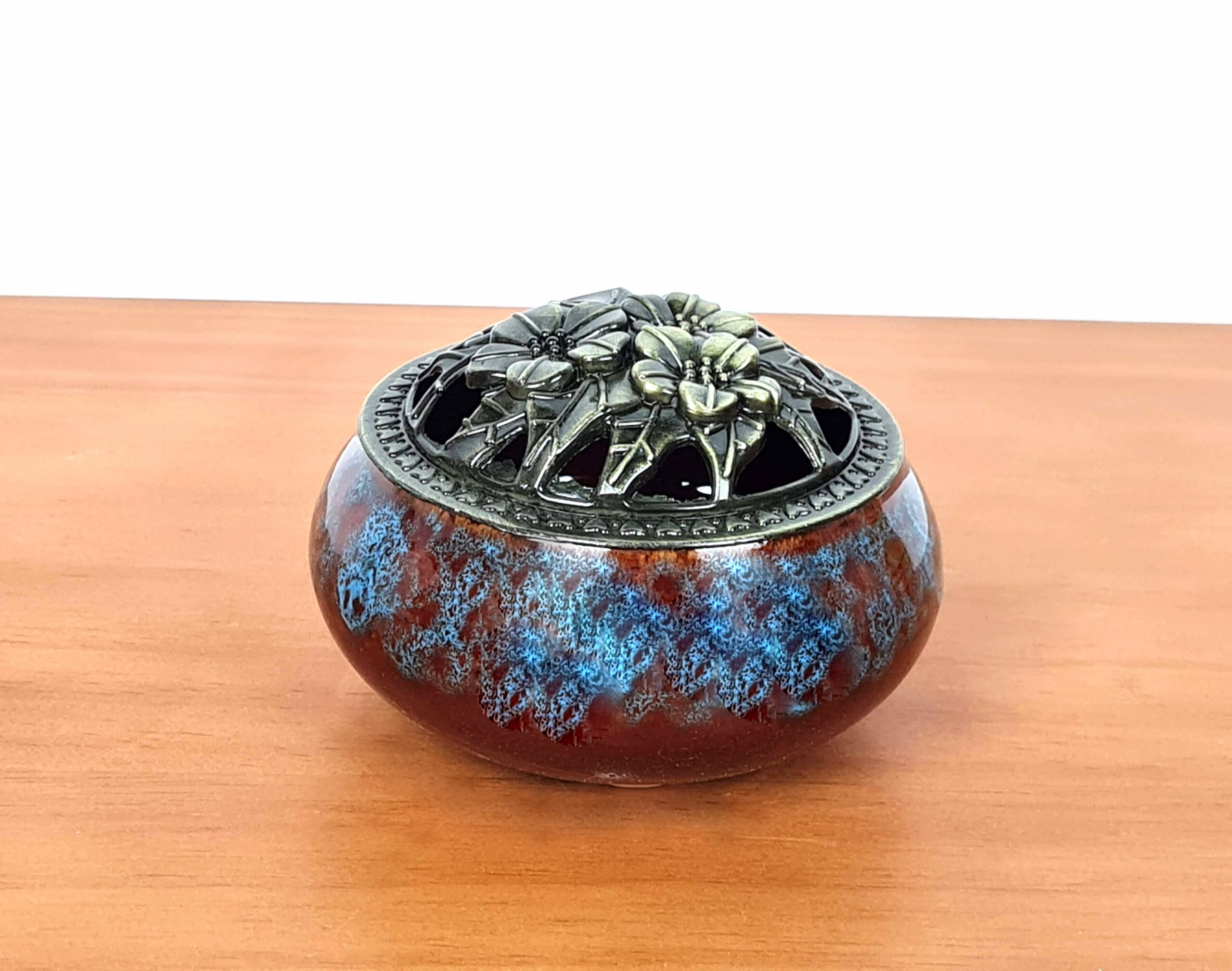 Incensário turíbulo de porcelana e metal com arabescos vermelho e azul
