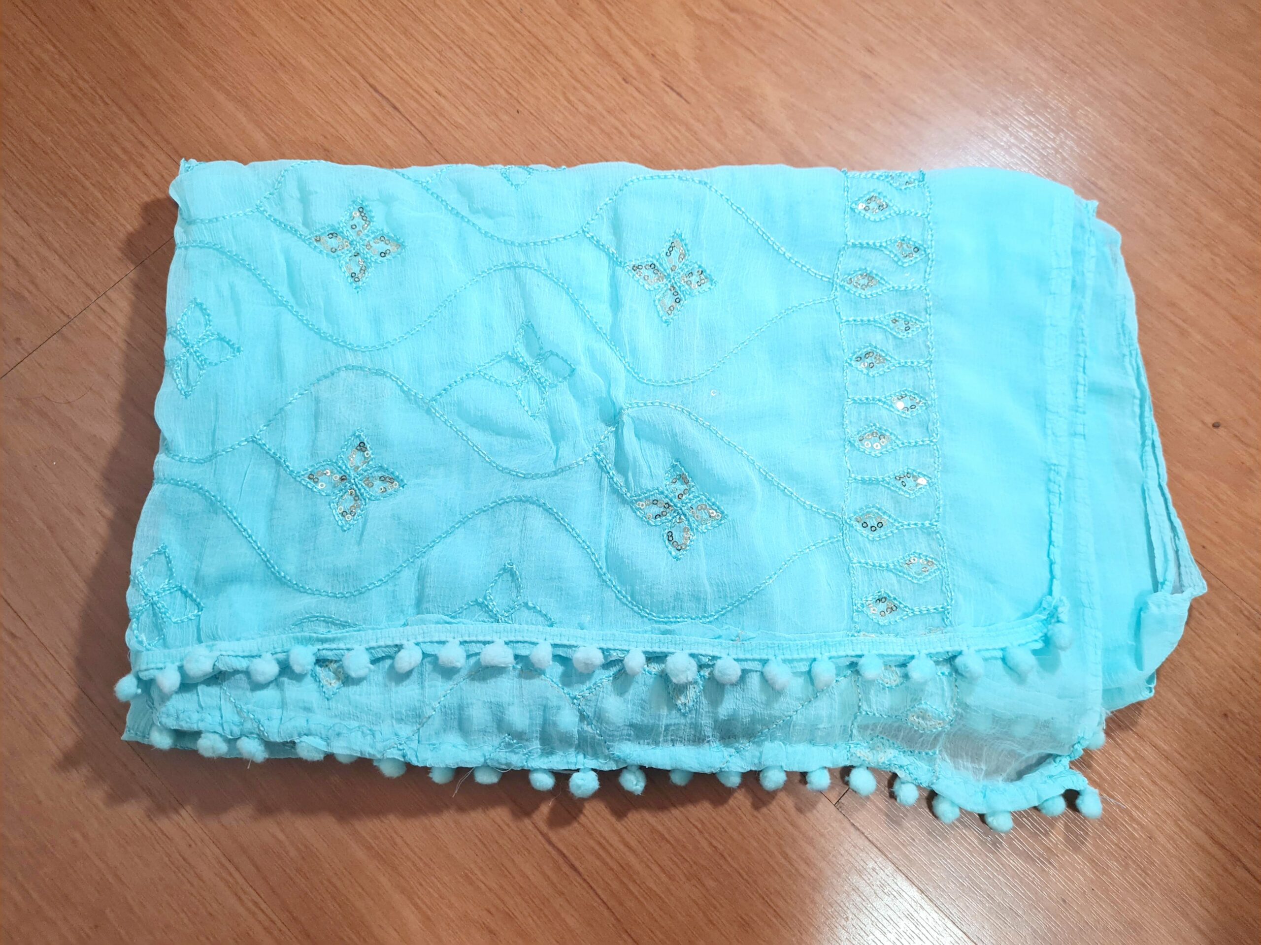 Dupatta azul claro com bordados florais prateados