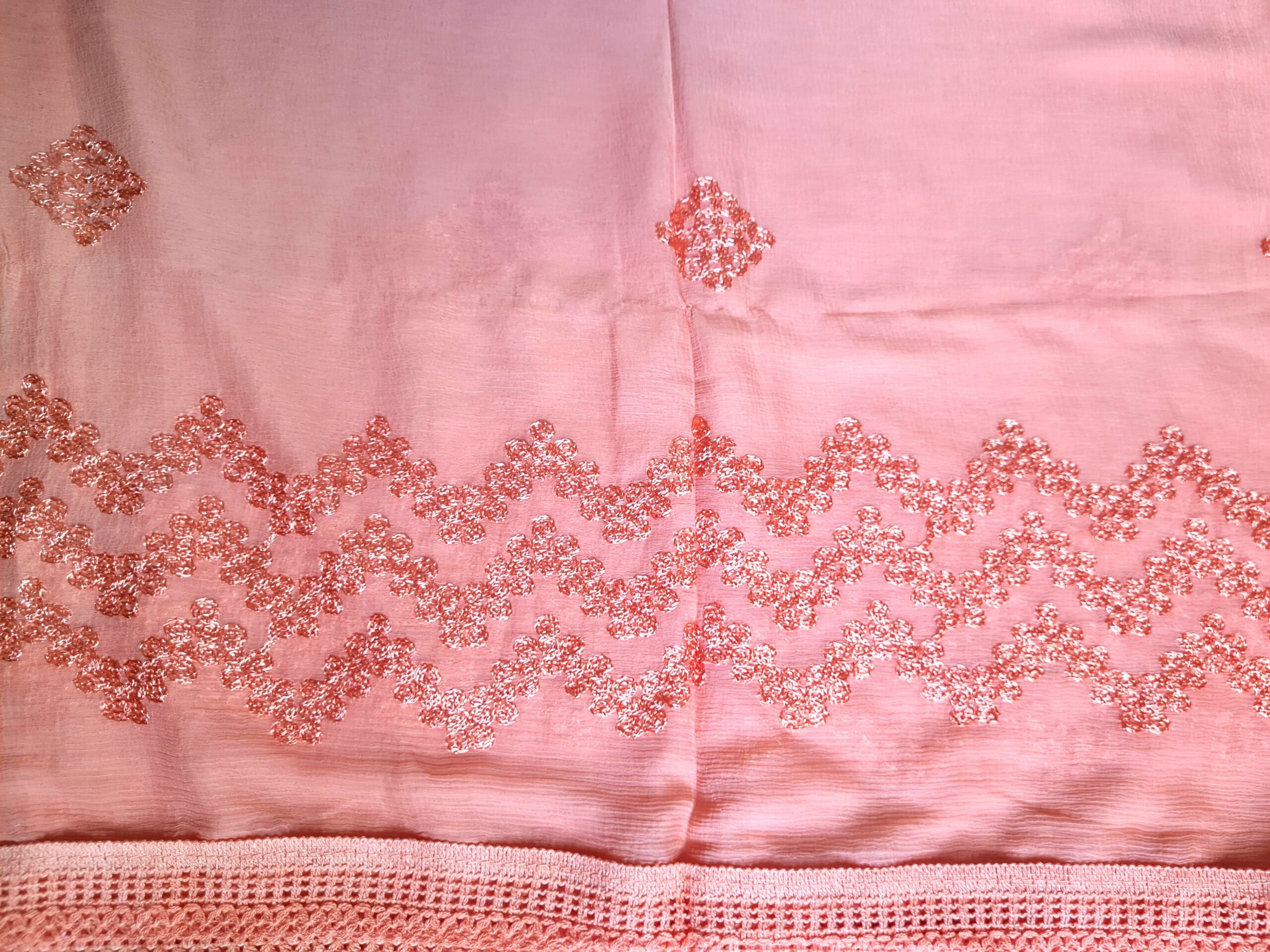 Dupatta pêssego com barrado luxuoso e bordados em chevron