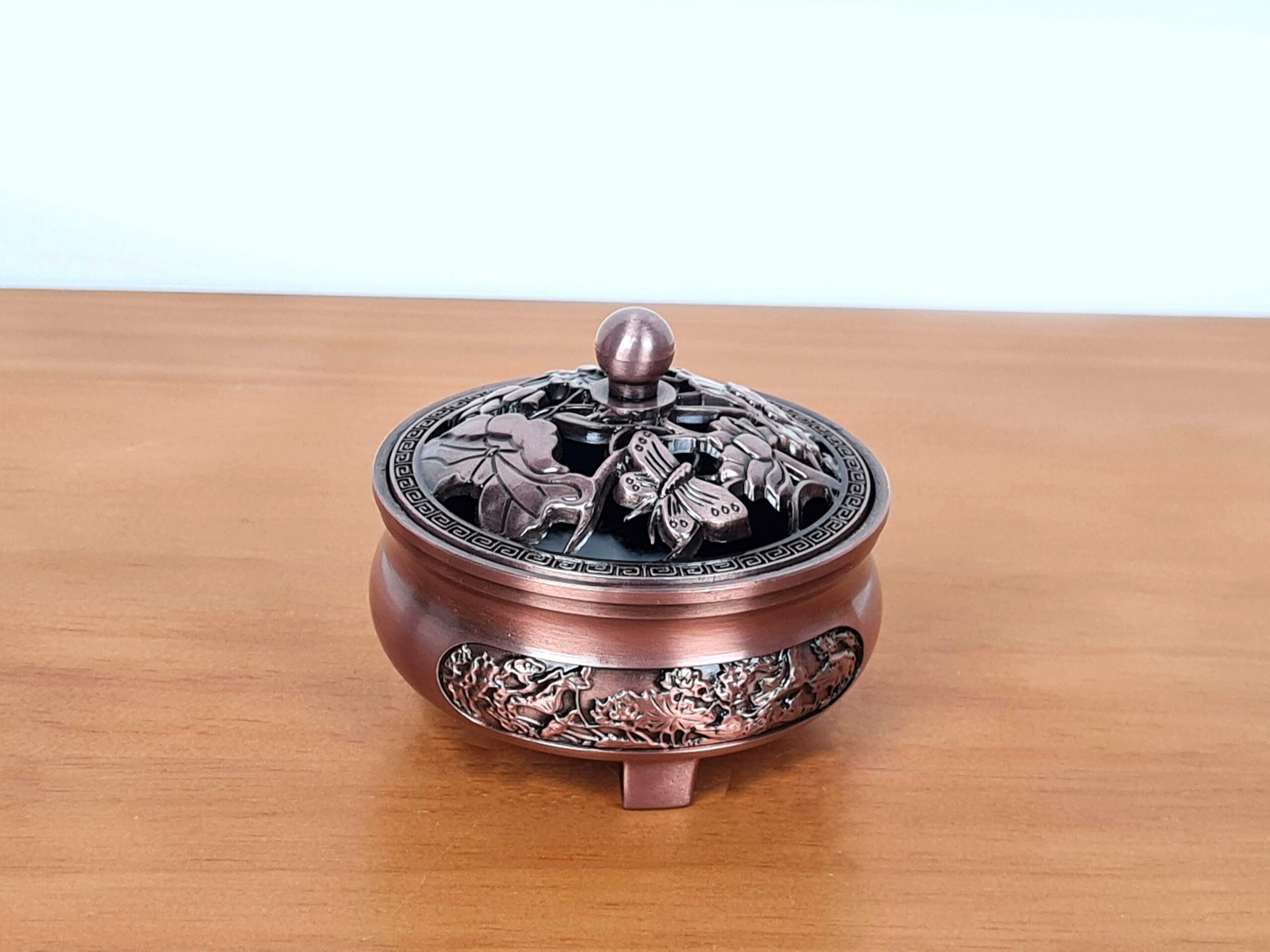 Incensário turíbulo de mesa design floral lótus e borboleta rosé