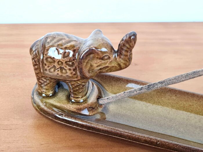 Incensário cabeça de elefante régua em porcelana caramelo