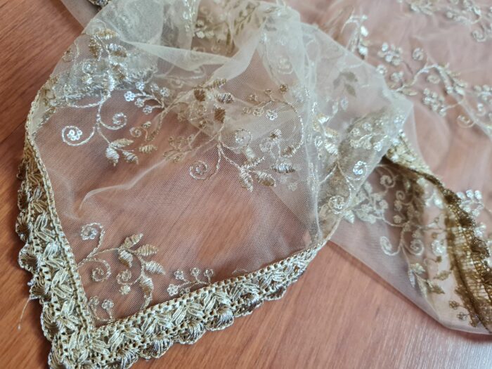 Dupatta bege dourado com bordados florais Pallavi Rajshri