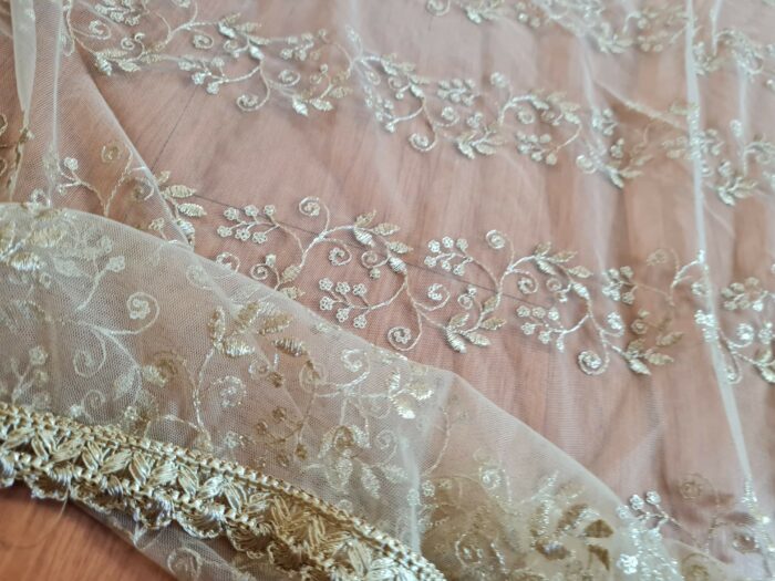 Dupatta bege dourado com bordados florais Pallavi Rajshri