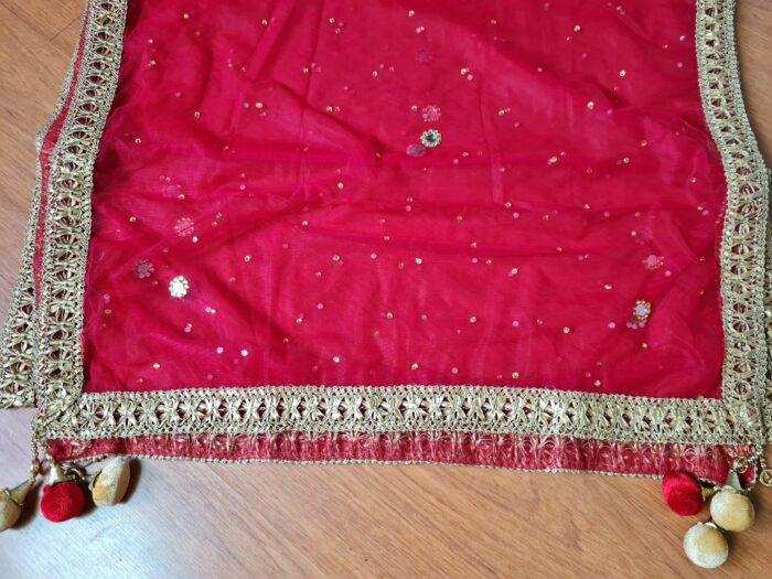 20241126_163433 Dupatta vermelha e dourada de noiva com bordados pompons e barrado luxuoso