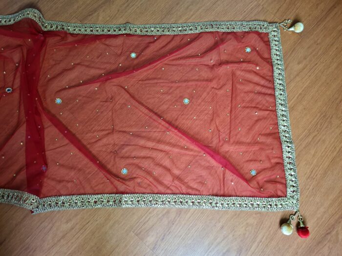 20241126_163658 Dupatta vermelha e dourada de noiva com bordados pompons e barrado luxuoso