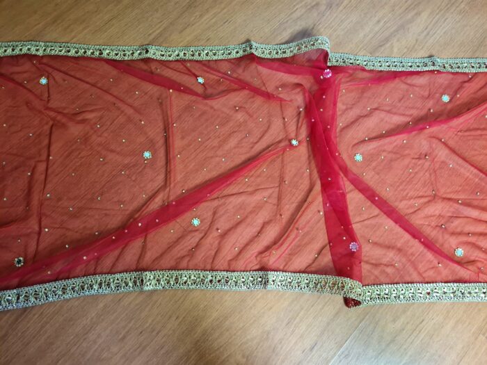 20241126_163701 Dupatta vermelha e dourada de noiva com bordados pompons e barrado luxuoso