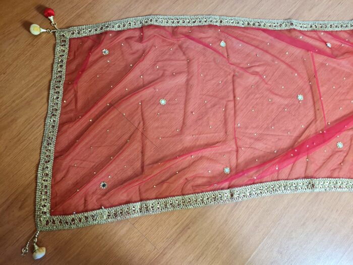 20241126_163706 Dupatta vermelha e dourada de noiva com bordados pompons e barrado luxuoso