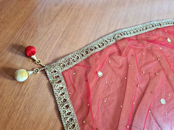 20241126_163709 Dupatta vermelha e dourada de noiva com bordados pompons e barrado luxuoso