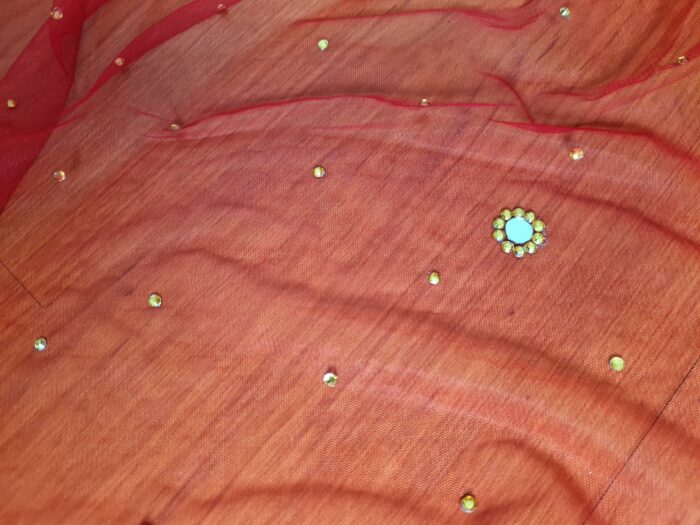 20241126_163725 Dupatta vermelha e dourada de noiva com bordados pompons e barrado luxuoso