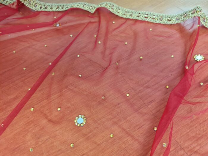 20241126_163728 Dupatta vermelha e dourada de noiva com bordados pompons e barrado luxuoso