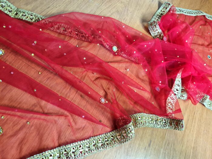 20241126_163740 Dupatta vermelha e dourada de noiva com bordados pompons e barrado luxuoso