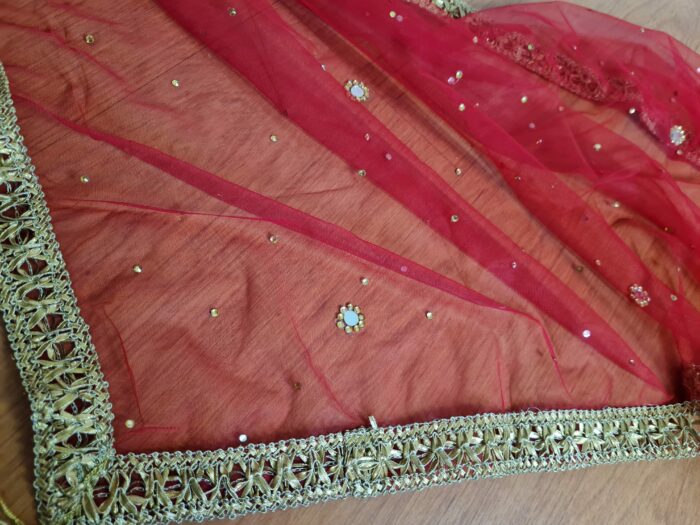 20241126_163743 Dupatta vermelha e dourada de noiva com bordados pompons e barrado luxuoso