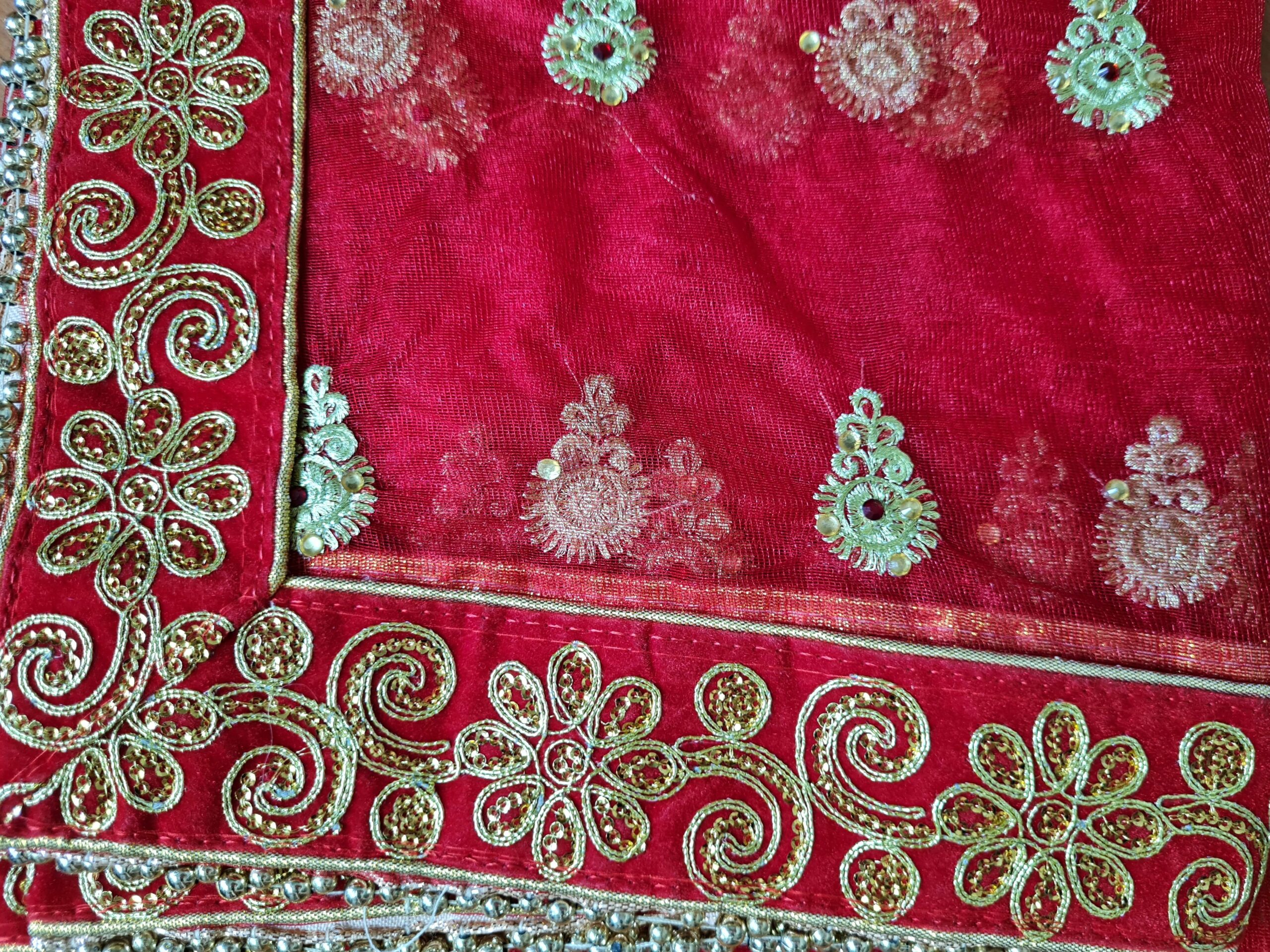 Dupatta vermelha e dourada de noiva com bordados pedras e barrado luxo