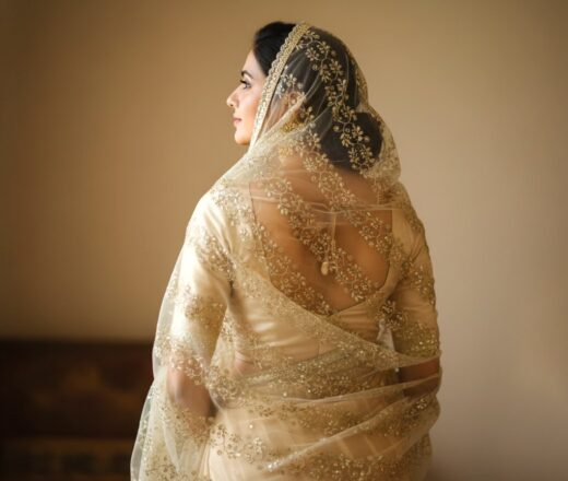 Dupatta bege dourado com bordados florais Pallavi Rajshri