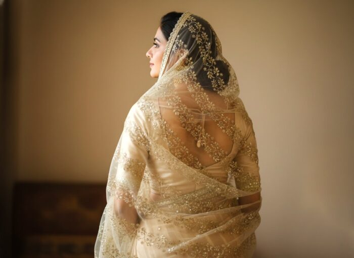 Dupatta bege dourado com bordados florais Pallavi Rajshri