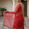 dupatta-vermelha-dourada-berloques Dupatta vermelha e dourada de noiva com bordados pompons e barrado luxuoso