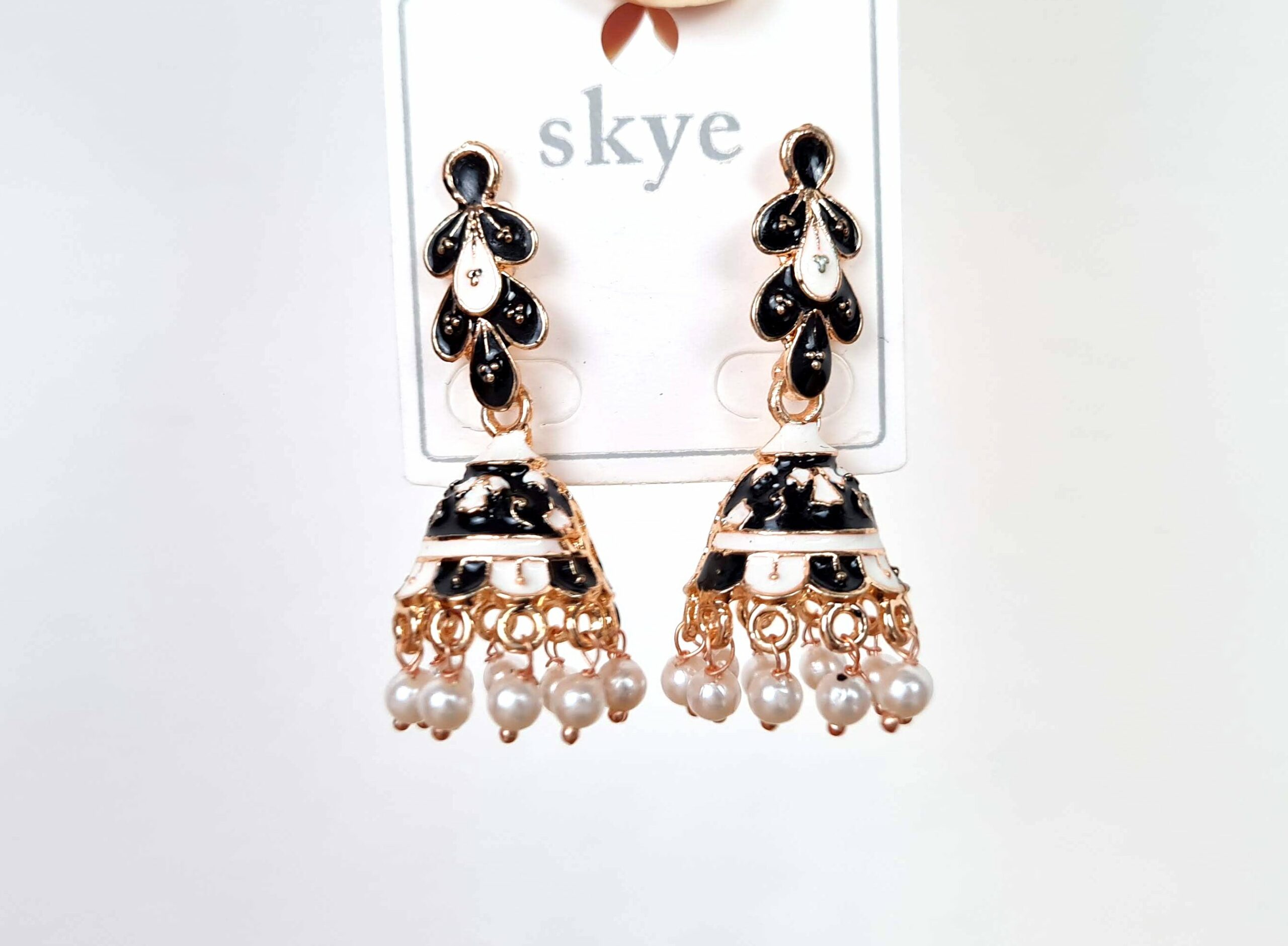 Brinco indiano Meenakari Jhumka preto com pérolas