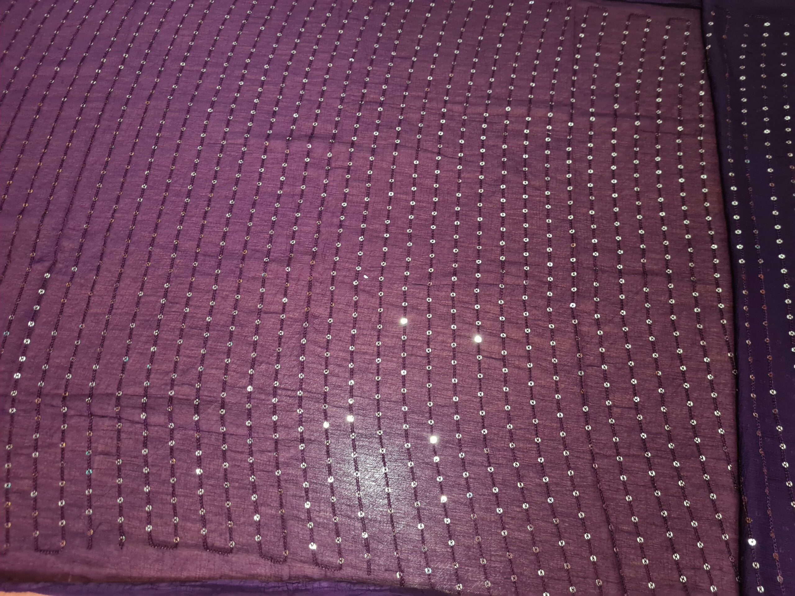 Dupatta roxa com fios bordados de lantejoulas