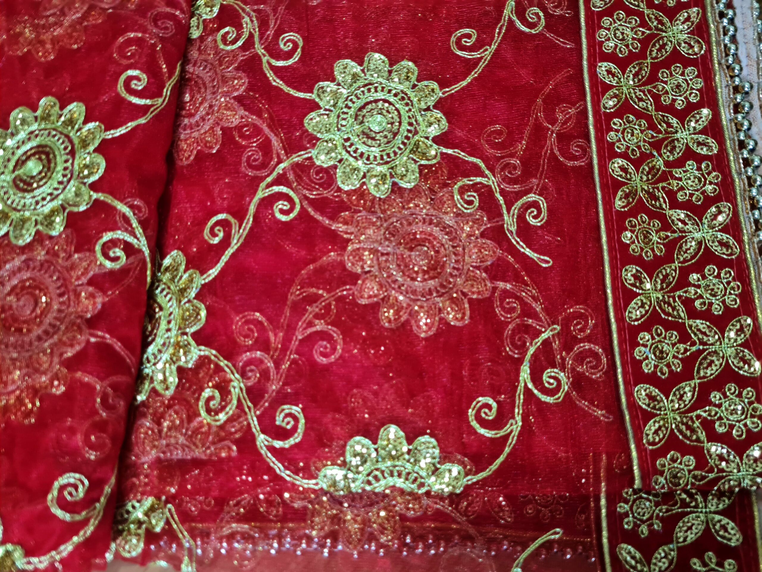 Dupatta vermelha e dourada de noiva com bordados pedras e barra luxuosa