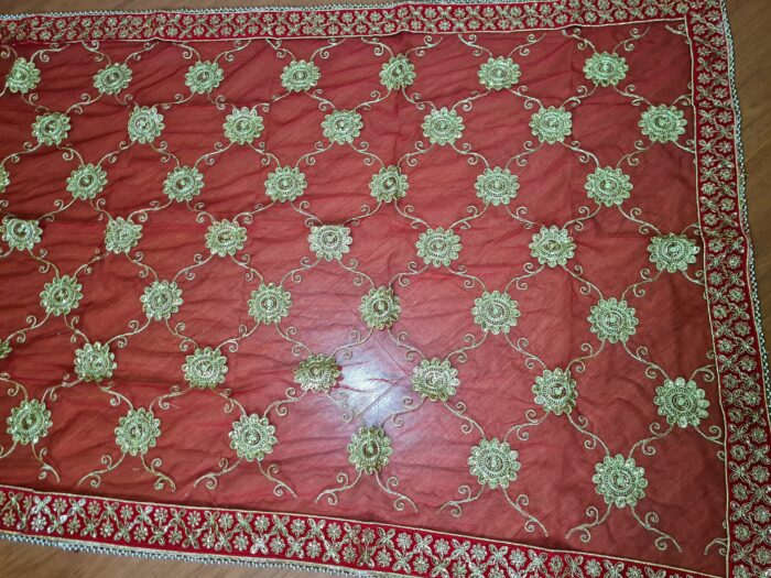 Dupatta vermelha e dourada de noiva com bordados pedras e barra luxuosa