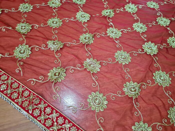 Dupatta vermelha e dourada de noiva com bordados pedras e barra luxuosa