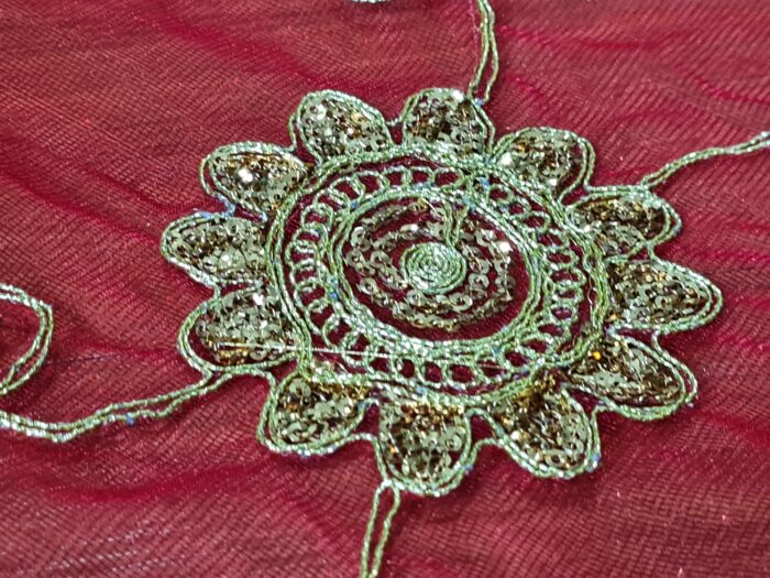 Dupatta vermelha e dourada de noiva com bordados pedras e barra luxuosa