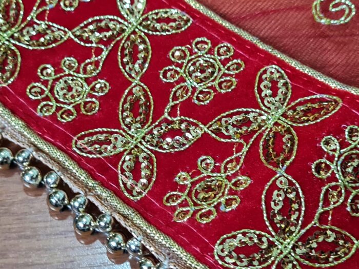Dupatta vermelha e dourada de noiva com bordados pedras e barra luxuosa
