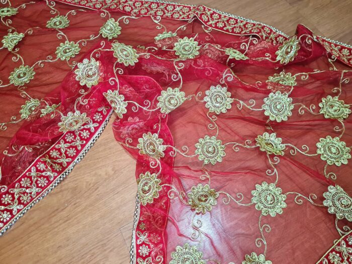 Dupatta vermelha e dourada de noiva com bordados pedras e barra luxuosa