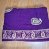 Sari indiano de crepe de seda roxo e dourado bordado paisley