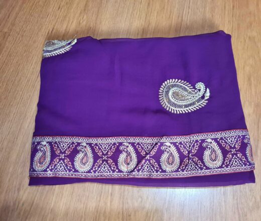 Sari indiano de crepe de seda roxo e dourado bordado paisley