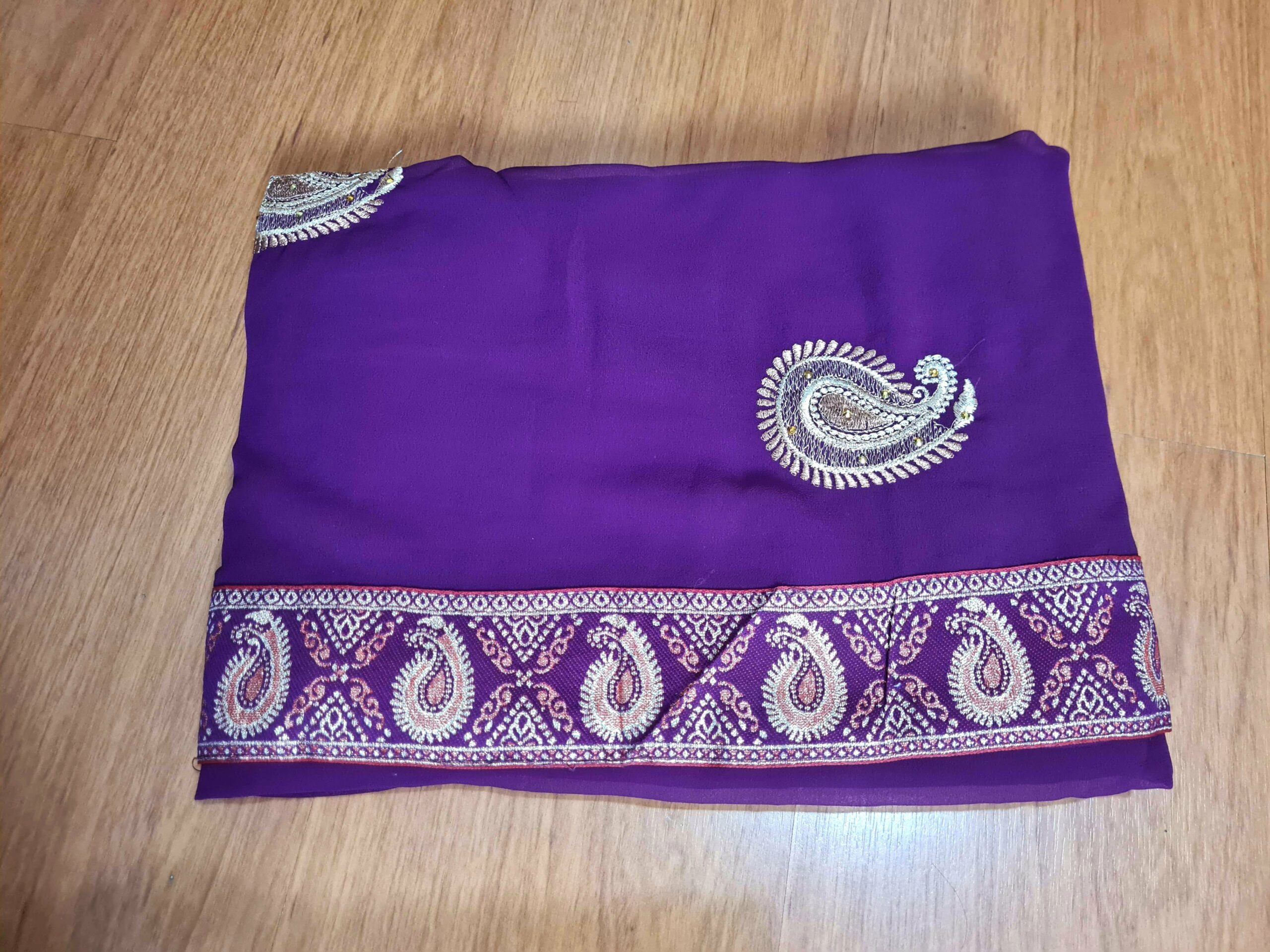 Sari indiano de crepe de seda roxo e dourado bordado paisley