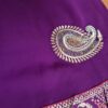 Sari indiano de crepe de seda roxo e dourado bordado paisley