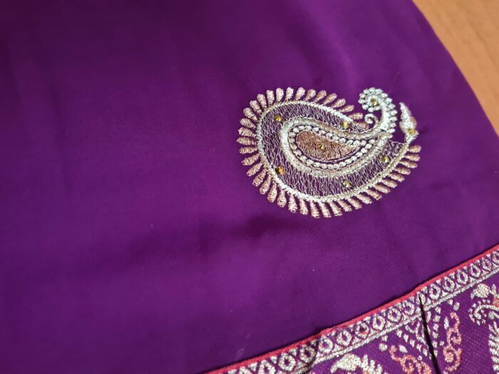 Sari indiano de crepe de seda roxo e dourado bordado paisley
