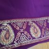 Sari indiano de crepe de seda roxo e dourado bordado paisley