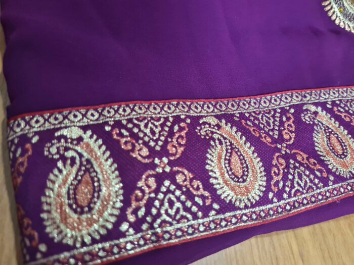 Sari indiano de crepe de seda roxo e dourado bordado paisley