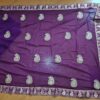 Sari indiano de crepe de seda roxo e dourado bordado paisley