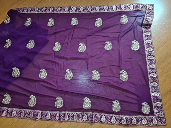Sari indiano de crepe de seda roxo e dourado bordado paisley