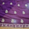 Sari indiano de crepe de seda roxo e dourado bordado paisley