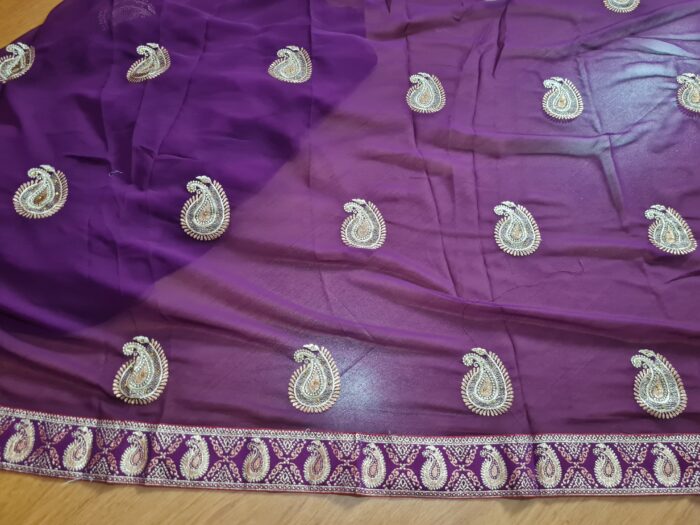 Sari indiano de crepe de seda roxo e dourado bordado paisley