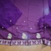 Sari indiano de crepe de seda roxo e dourado bordado paisley