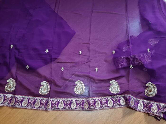 Sari indiano de crepe de seda roxo e dourado bordado paisley