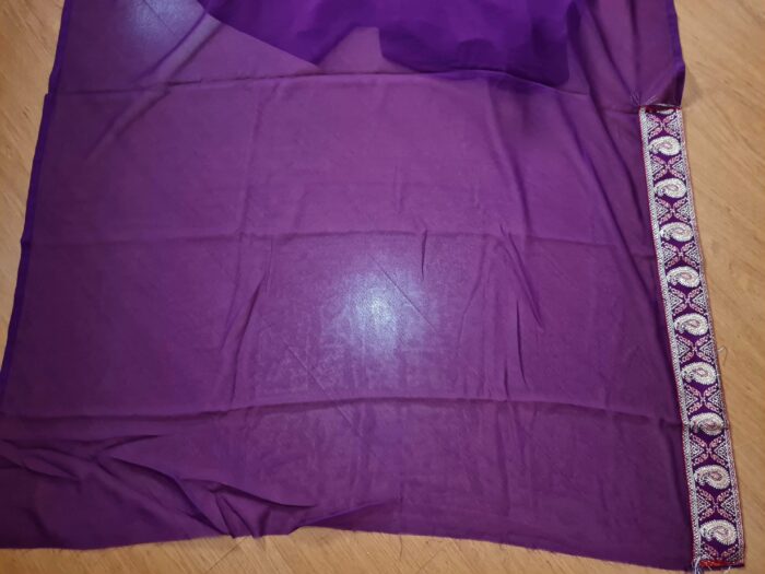 Sari indiano de crepe de seda roxo e dourado bordado paisley