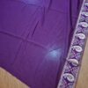 Sari indiano de crepe de seda roxo e dourado bordado paisley