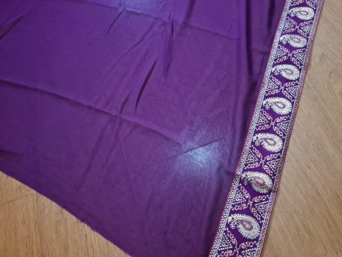 Sari indiano de crepe de seda roxo e dourado bordado paisley
