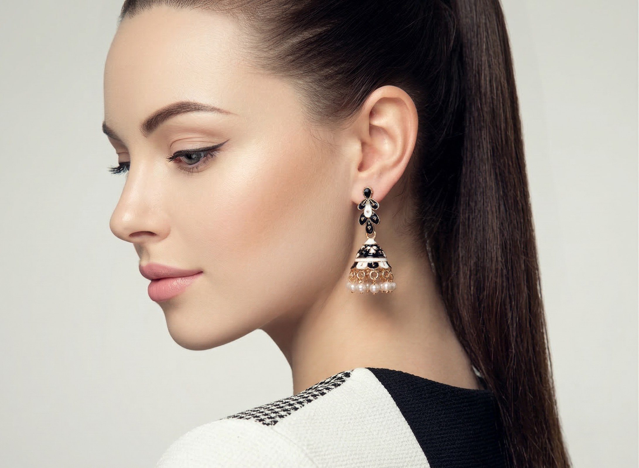 Brinco indiano Meenakari Jhumka preto com pérolas