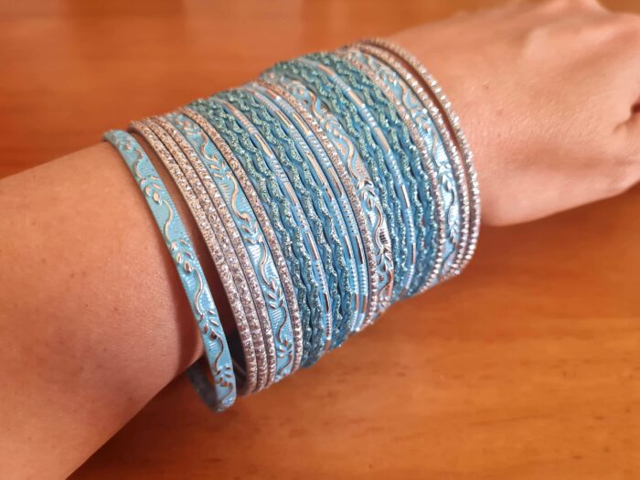 Conjunto de 24 pulseiras indianas de metal com brilhos azul claro e prateado