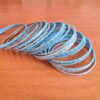Conjunto de 24 pulseiras indianas de metal com brilhos azul claro e prateado