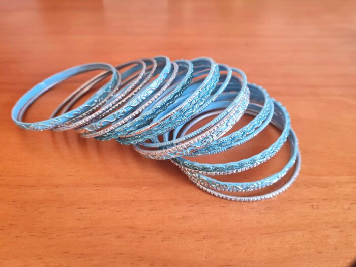 Conjunto de 24 pulseiras indianas de metal com brilhos azul claro e prateado