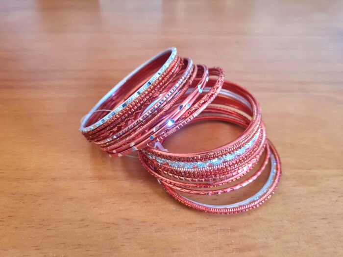 Conjunto de 24 pulseiras indianas de metal com brilhos laranja e prateado