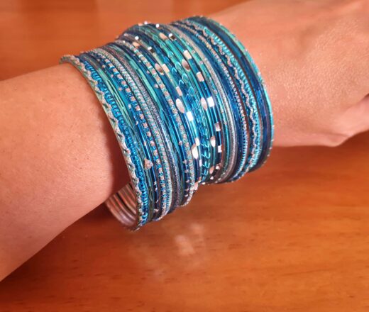 Conjunto de 24 pulseiras indianas de metal com brilhos azul 2 tons e prateado